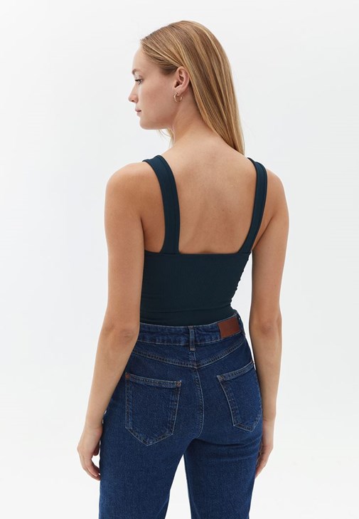 Jakarlı Atlet ve Bol Paça Pantolon Kombini