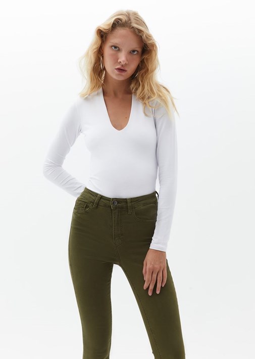 Beyaz Pamuklu Yaka Detaylı Tişört