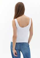 U Yaka Atlet ve Denim Pantolon Kombini