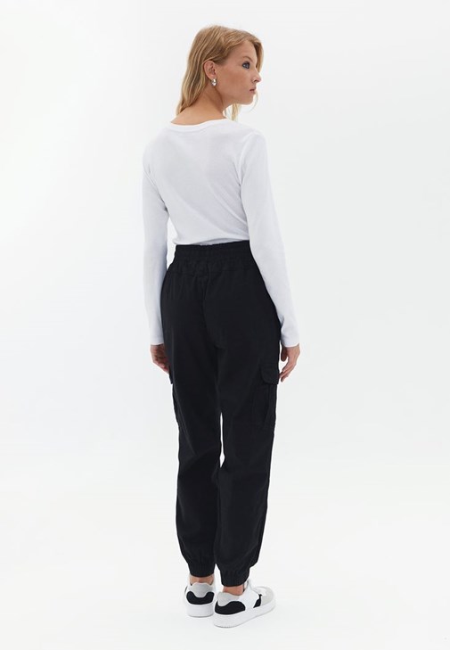 Kargo Jogger Pantolon ve Tişört Kombini