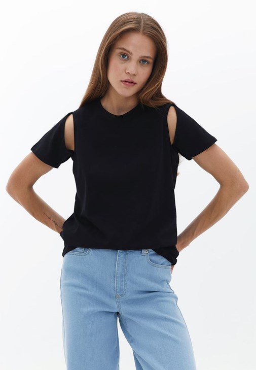 Oversize Tişört ve Wide-Leg Jean Kombini