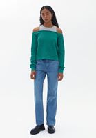 Kazak ve Mom-Fit Denim Pantolon Kombini
