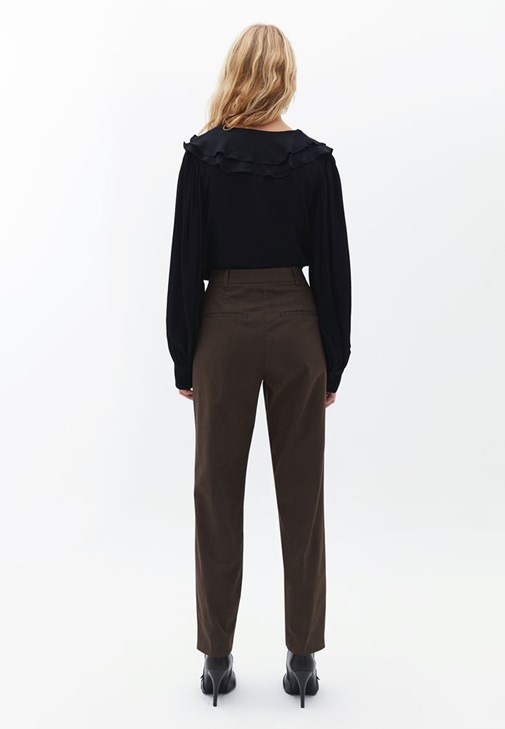 Fırfırlı Bluz ve Boru Paça Pantolon Kombini