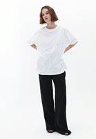 Taşlı Tişört ve Wide-Leg Pantolon Kombini