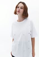 Taşlı Tişört ve Wide-Leg Pantolon Kombini