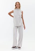 Straight-Fit Pantolon ve Kolsuz Atlet Kombini