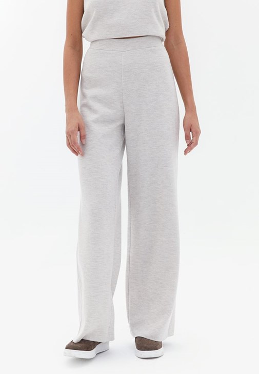 Straight-Fit Pantolon ve Kolsuz Atlet Kombini