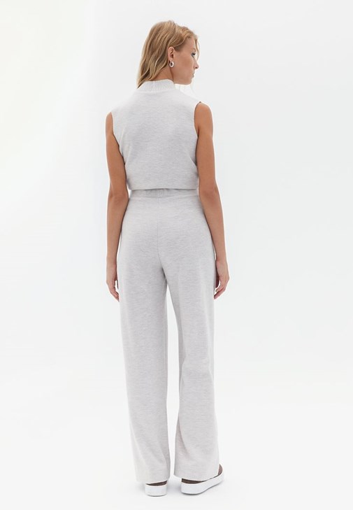 Straight-Fit Pantolon ve Kolsuz Atlet Kombini