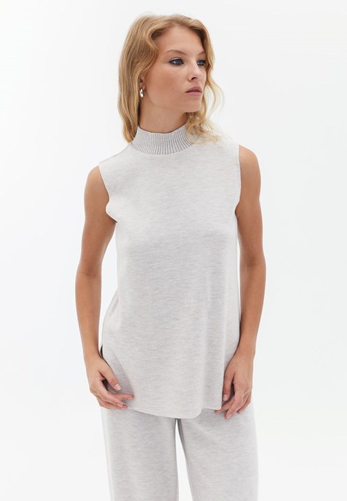 Kolsuz Atlet ve Straight-Fit Pantolon Kombini
