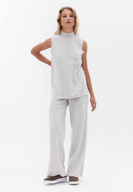 Kolsuz Atlet ve Straight-Fit Pantolon Kombini