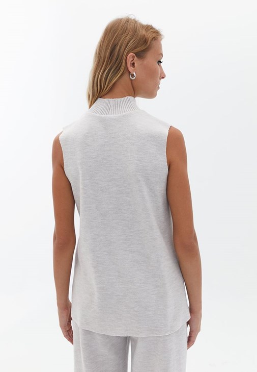 Kolsuz Atlet ve Straight-Fit Pantolon Kombini