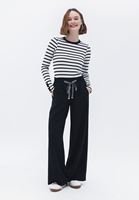 Wide-Leg Pantolon ve Çizgili Tişört Kombini