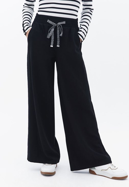 Wide-Leg Pantolon ve Çizgili Tişört Kombini