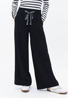 Wide-Leg Pantolon ve Çizgili Tişört Kombini