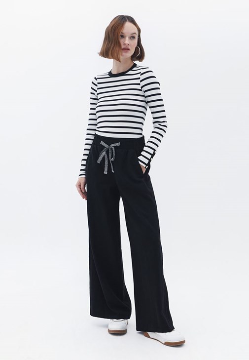 Wide-Leg Pantolon ve Çizgili Tişört Kombini