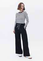 Wide-Leg Pantolon ve Çizgili Tişört Kombini