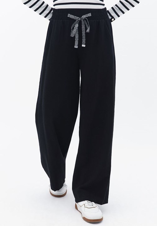 Wide-Leg Pantolon ve Çizgili Tişört Kombini