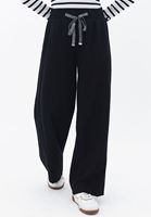 Wide-Leg Pantolon ve Çizgili Tişört Kombini