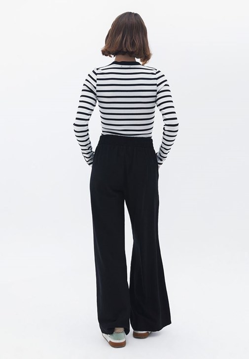 Wide-Leg Pantolon ve Çizgili Tişört Kombini
