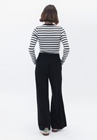 Wide-Leg Pantolon ve Çizgili Tişört Kombini