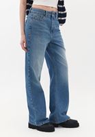 Wide-Leg Denim Pantolon ve Çizgili Kazak Kombini