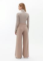 Wide-Leg Pantolon ve Uzun Kollu Tişört Kombini