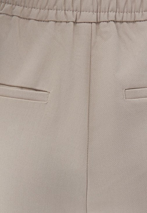 Carrot-Fit Pantolon ve Cepli Gömlek Kombini