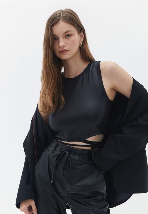 Siyah Bağlama Detaylı Crop Atlet