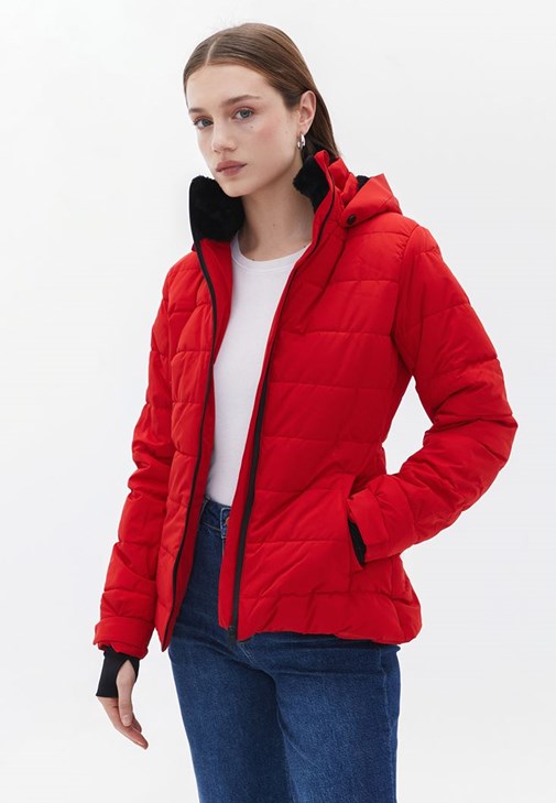 Kırmızı Kapüşonlu Şişme Mont