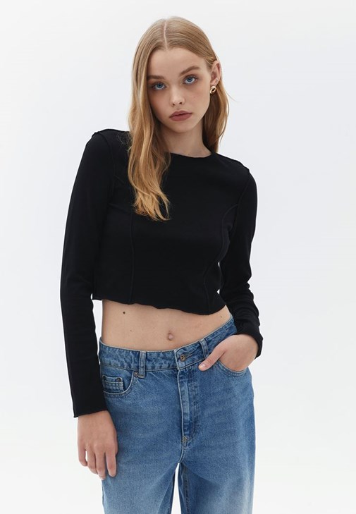 Crop Tişört ve Straight-Fit Denim Pantolon Kombini