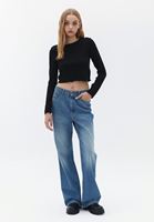 Crop Tişört ve Straight-Fit Denim Pantolon Kombini