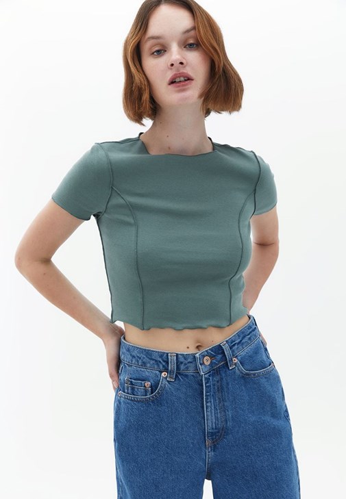 Pamuklu Tişört ve Mom-Fit Pantolon Kombini