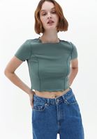 Pamuklu Tişört ve Mom-Fit Pantolon Kombini