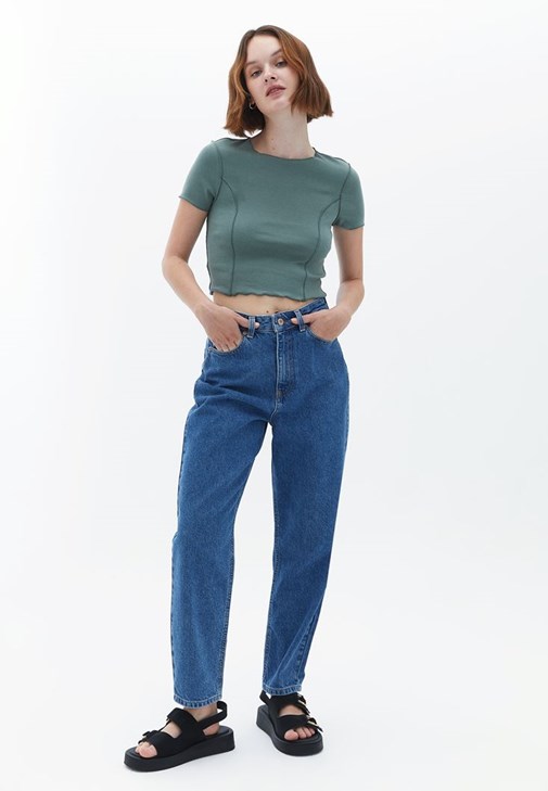 Pamuklu Tişört ve Mom-Fit Pantolon Kombini