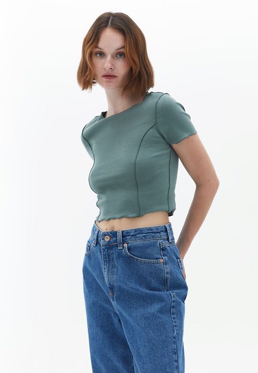 Pamuklu Tişört ve Mom-Fit Pantolon Kombini