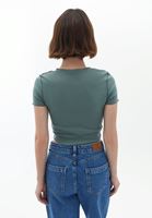 Pamuklu Tişört ve Mom-Fit Pantolon Kombini