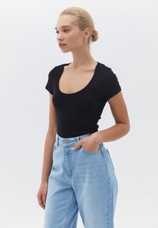 U Yaka Pamuklu Tişört ve Pantolon Kombini