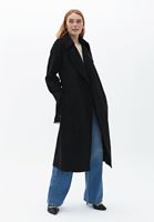 Süet Trençkot ve Denim Pantolon Kombini