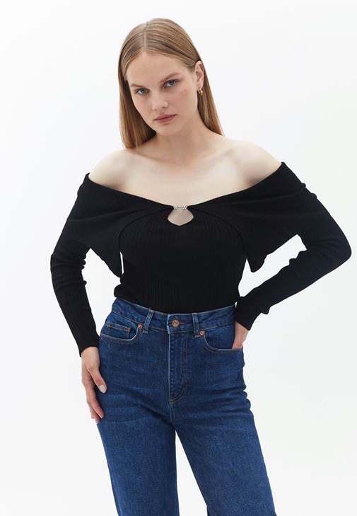 Siyah Kayık Yaka Triko Kazak