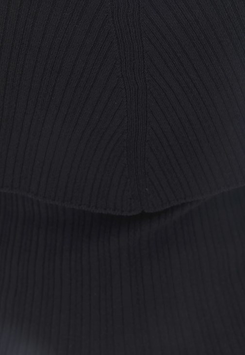 Yaka Detaylı Kazak ve Denim Pantolon Kombini