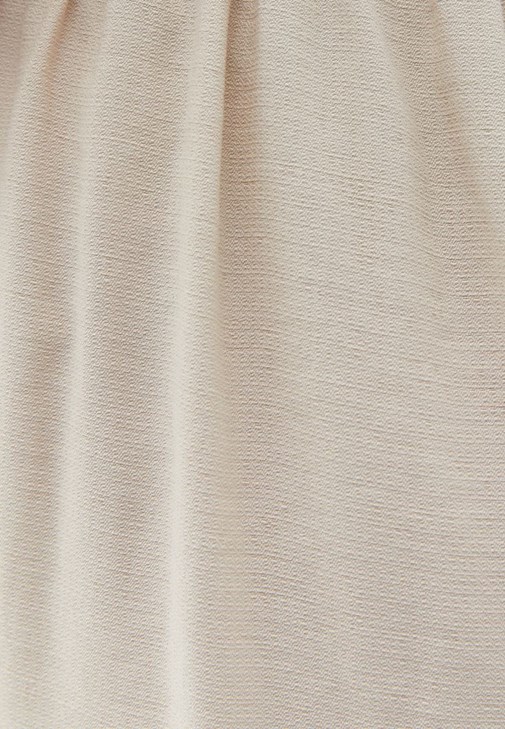 Yırtmaçlı Pantolon ve Tişört Kombini