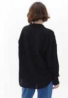 Pamuklu Gömlek ve Mom-Fit Pantolon Kombini