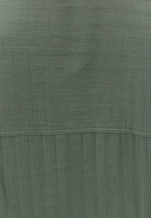 Cepli Gömlek ve Denim Mini Şort Kombini