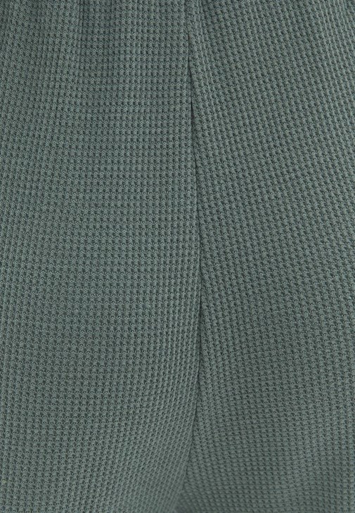 Yüksek Bel Bağcıklı Pantolon ve Tişört Kombini