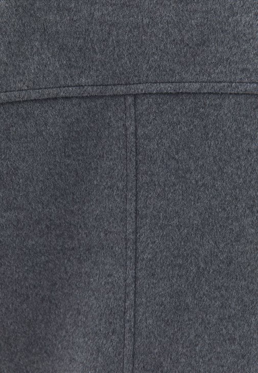 Yünlü Kısa Mont ve Pantolon Kombini