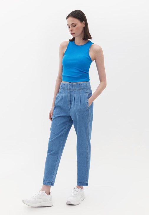 Crop Tişört ve Bomber Ceket Kombini