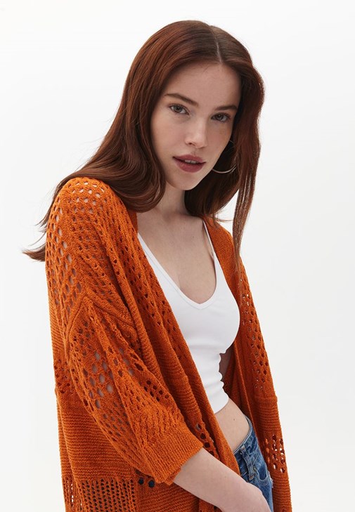 Ajurlu Hırka ve Wide-Leg Pantolon Kombini 