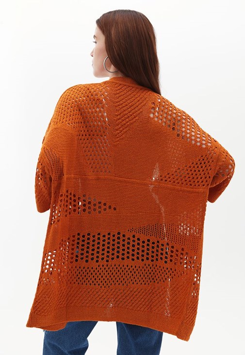 Ajurlu Hırka ve Wide-Leg Pantolon Kombini 