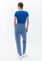 Baskılı Tişört ve Mom-Fit  Pantolon Kombini
