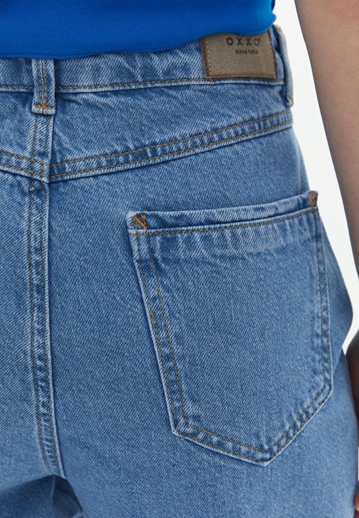 Baskılı Tişört ve Mom-Fit  Pantolon Kombini